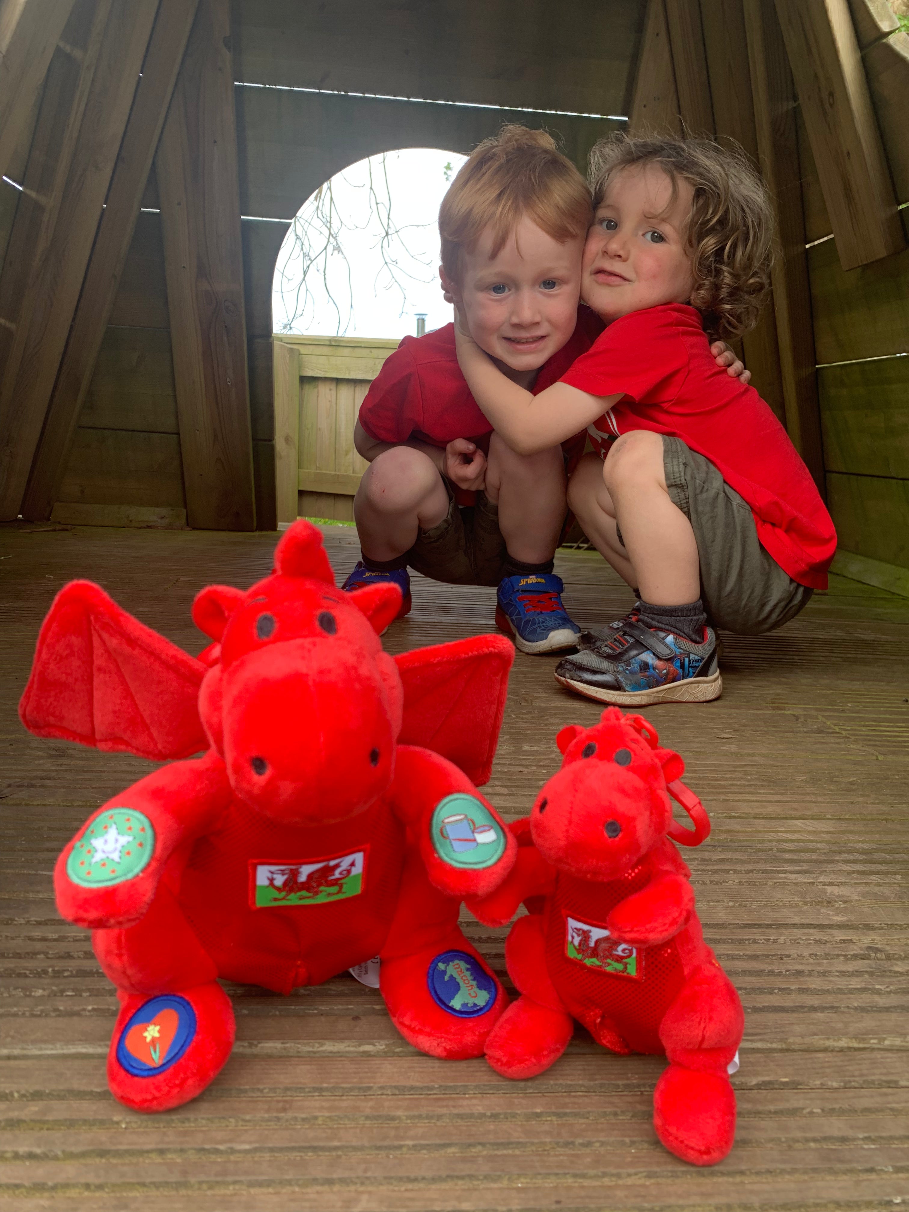 Celt - Draig bach Coch Cymru (canu'r anthem)