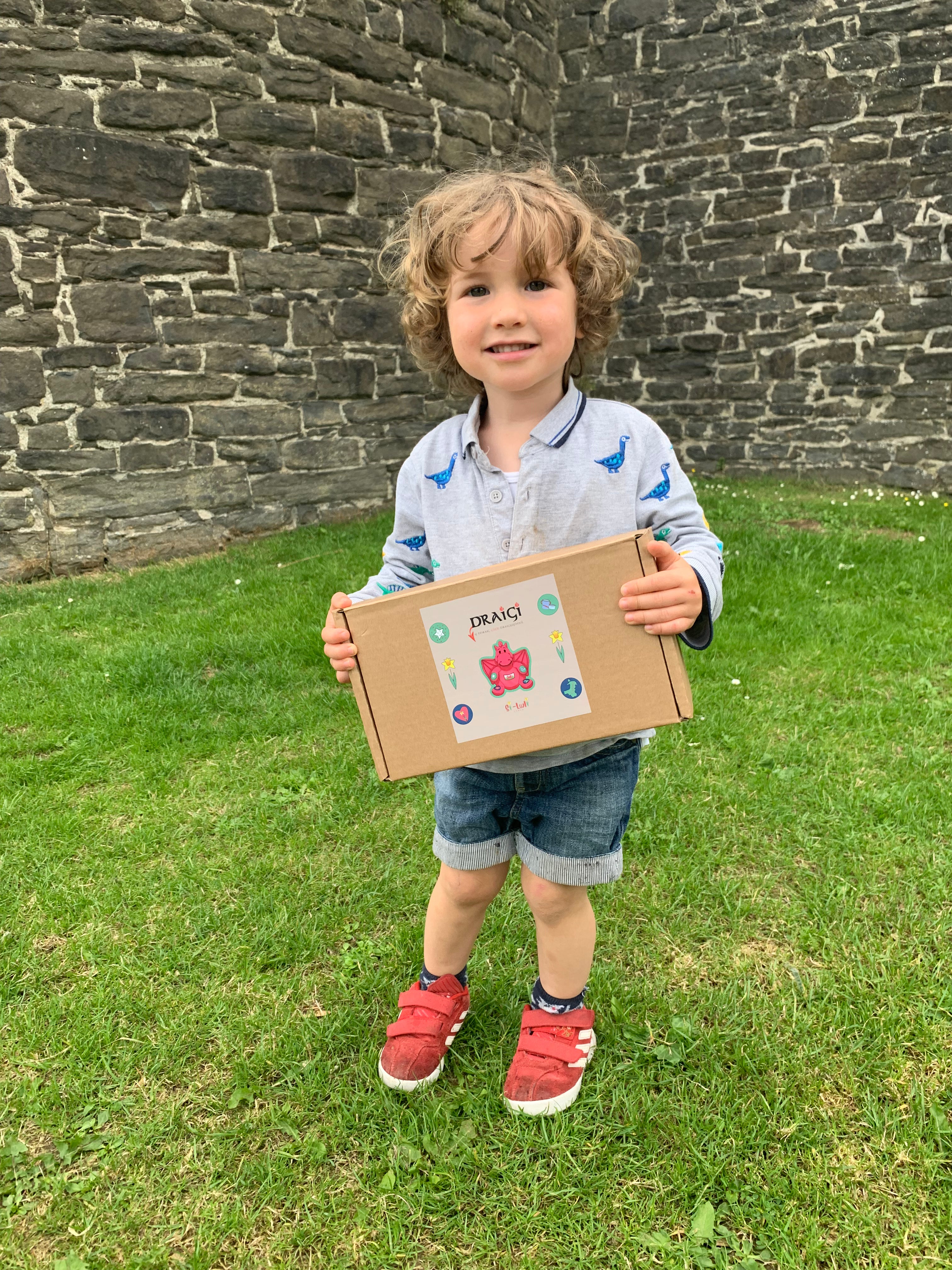 Draigi™ canu'r anthem, sosban fach, calon lân ac ar hyd y nos