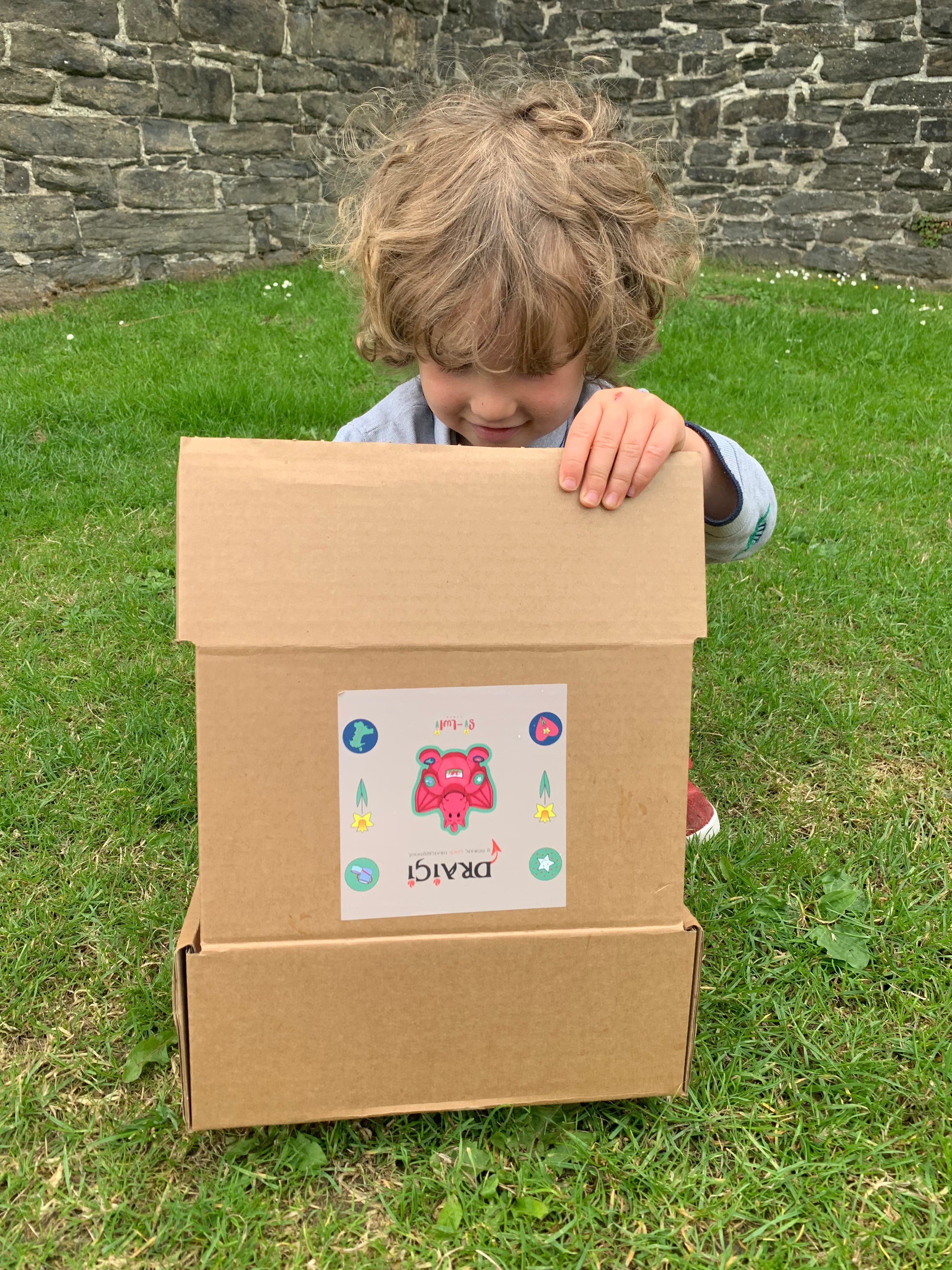 Draigi™ canu'r anthem, sosban fach, calon lân ac ar hyd y nos