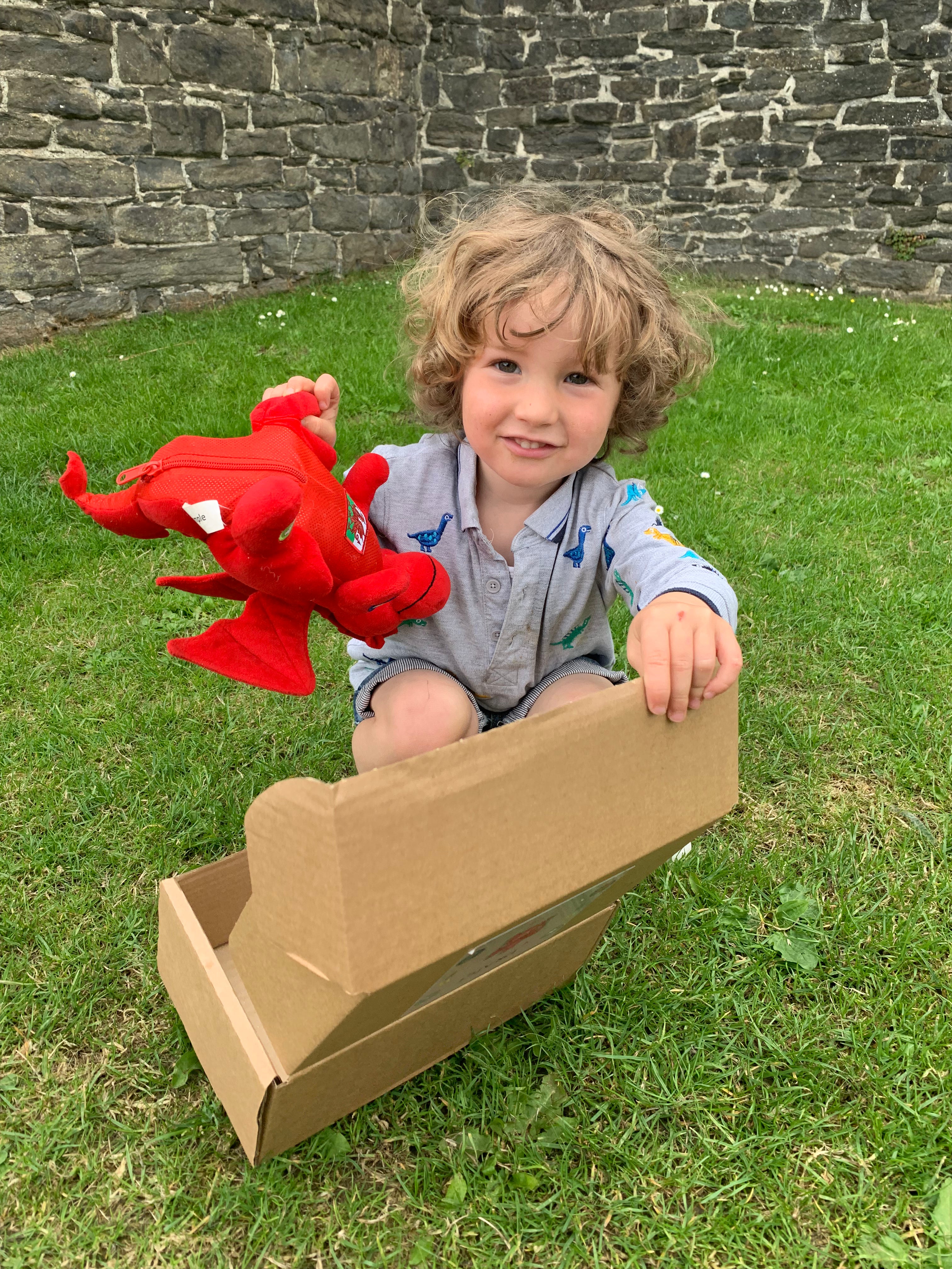 Draigi™ canu'r anthem, sosban fach, calon lân ac ar hyd y nos