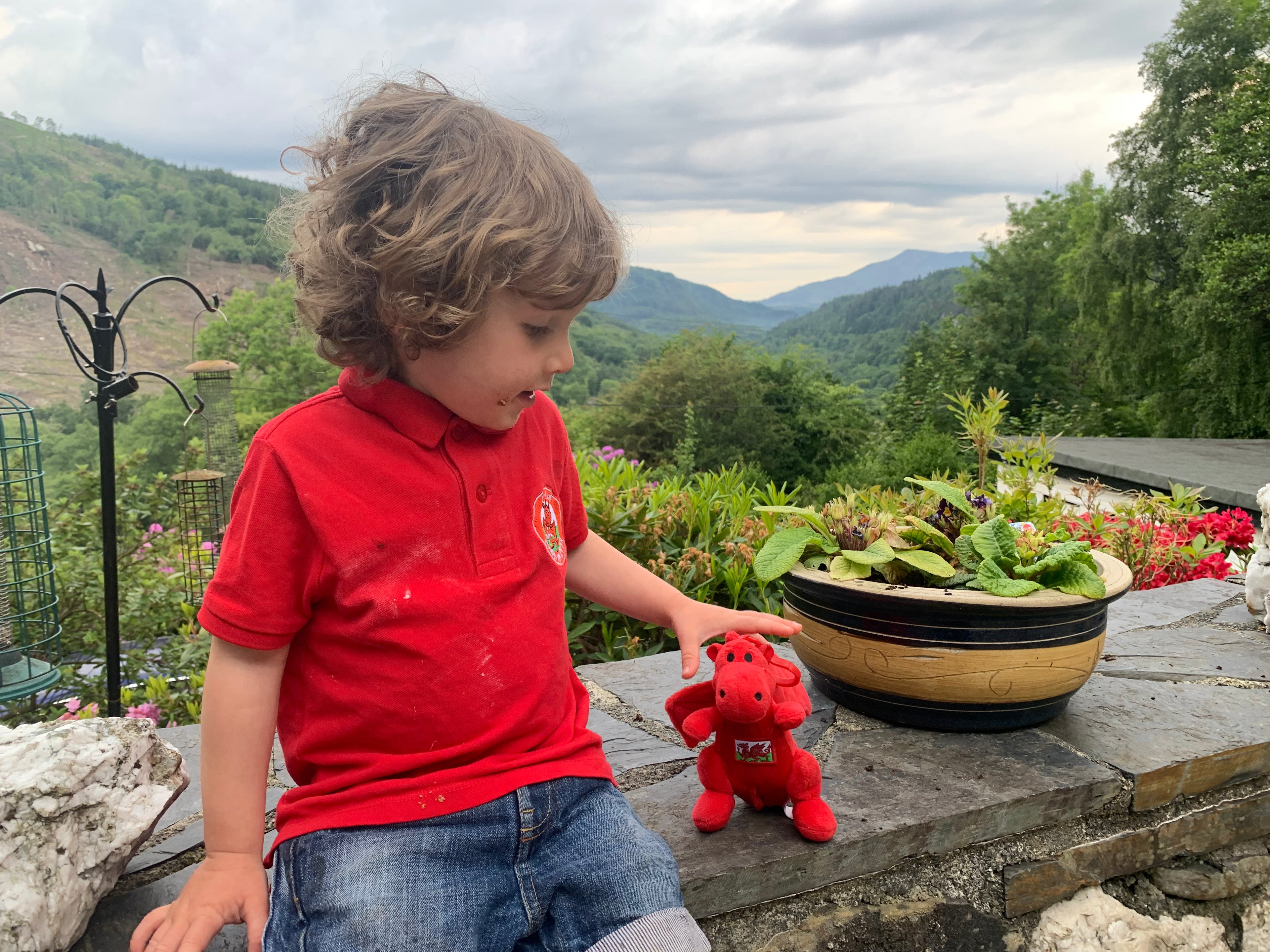 Celt - Draig bach Coch Cymru (canu'r anthem)